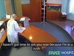 Arzt vögelt seine schlanke Patientin im Untersuchungszimmer