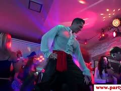 Nach der Tanzparty wird geblasen und im Doggystyle gefickt
