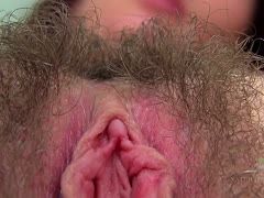 Teenager zeigt ihre extrem haarige Fotze